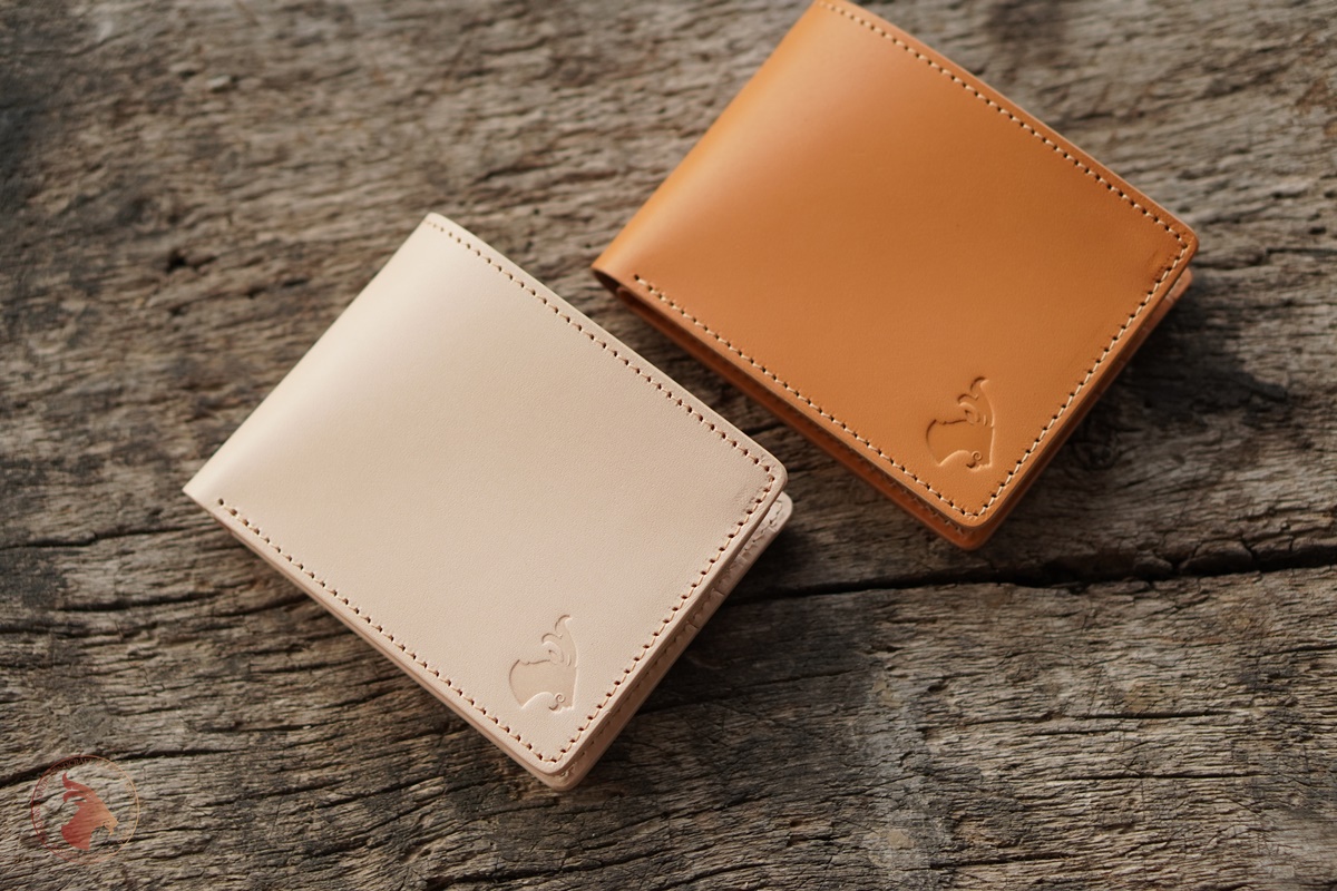 กระเป๋าสตางค์หนังใบสั้น Bi-fold 001 สีคาราเมลและสีธรรมชาติบนพื้นไม้